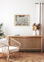 Aranżacja wnętrza, na ścianie wisi plakat w ramce: mapa-gra planszowa arktyczna Noordpool 40 z 1652 roku