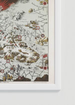 Zbliżenie na detale plakatu oprawionego w drewnianą białą ramkę od Plakatello®: mapa-gra planszowa arktyczna Noordpool 40 z 1652 roku