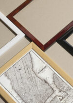 Widok z góry na cztery drewniane ramki, w jednej z nich oprawiony plakat USA historyczna mapa Nowego Jorku XIX wiek Manhattan