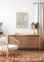 Aranżacja wnętrza, na ścianie wisi plakat w ramce: USA historyczna mapa Nowego Jorku XIX wiek Manhattan