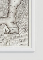 Zbliżenie na detale plakatu oprawionego w drewnianą białą ramkę od Plakatello®: USA historyczna mapa Nowego Jorku XIX wiek Manhattan