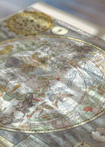 Zbliżenie na detale plakatu: mapa nieba południowego barokowa astronomia