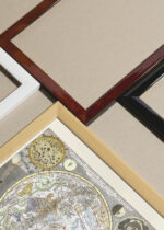 Widok z góry na cztery drewniane ramki, w jednej z nich oprawiony plakat mapa nieba południowego barokowa astronomia