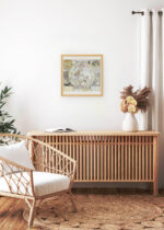 Aranżacja wnętrza, na ścianie wisi plakat w ramce: mapa nieba południowego barokowa astronomia