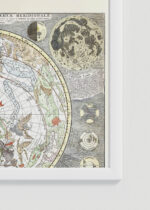 Zbliżenie na detale plakatu oprawionego w drewnianą białą ramkę od Plakatello®: mapa nieba południowego barokowa astronomia