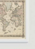 Zbliżenie na detale plakatu oprawionego w drewnianą białą ramkę od Plakatello®: mapa świata 1854 Colton vintage kartografia