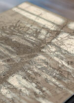 Zbliżenie na detale plakatu: historyczna mapa Paryża XIX wiek sepia vintage