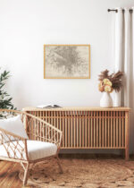 Aranżacja wnętrza, na ścianie wisi plakat w ramce: historyczna mapa Paryża XIX wiek sepia vintage