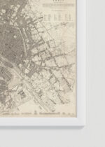 Zbliżenie na detale plakatu oprawionego w drewnianą białą ramkę od Plakatello®: historyczna mapa Paryża XIX wiek sepia vintage