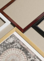 Widok z góry na cztery drewniane ramki, w jednej z nich oprawiony plakat XVII-wieczna mapa kompasu morskiego róża wiatrów vintage