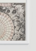 Zbliżenie na detale plakatu oprawionego w drewnianą białą ramkę od Plakatello®: XVII-wieczna mapa kompasu morskiego róża wiatrów vintage