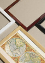 Widok z góry na cztery drewniane ramki, w jednej z nich oprawiony plakat stara mapa świata XVI wiek 1587 Orbis Terrae Mercator