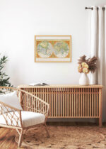 Aranżacja wnętrza, na ścianie wisi plakat w ramce: stara mapa świata XVI wiek 1587 Orbis Terrae Mercator