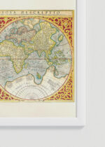 Zbliżenie na detale plakatu oprawionego w drewnianą białą ramkę od Plakatello®: stara mapa świata XVI wiek 1587 Orbis Terrae Mercator