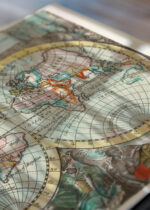 Zbliżenie na detale plakatu: stara mapa świata XVII wiek J. Seller kartografia vintage