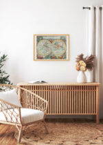 Aranżacja wnętrza, na ścianie wisi plakat w ramce: stara mapa świata XVII wiek J. Seller kartografia vintage