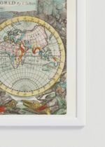Zbliżenie na detale plakatu oprawionego w drewnianą białą ramkę od Plakatello®: stara mapa świata XVII wiek J. Seller kartografia vintage