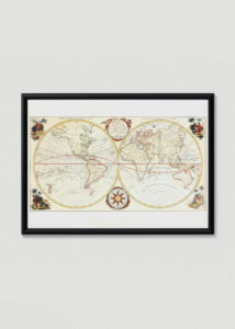 Plakat w drewnianej czarnej ramce: mapa świata XVIII wiek dwie półkule retro