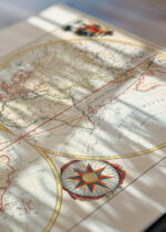 Zbliżenie na detale plakatu: mapa świata XVIII wiek dwie półkule retro