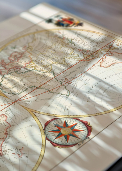 Zbliżenie na detale plakatu: mapa świata XVIII wiek dwie półkule retro