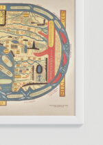 Zbliżenie na detale plakatu oprawionego w drewnianą białą ramkę od Plakatello®: Mappa Mundi średniowieczna mapa świata
