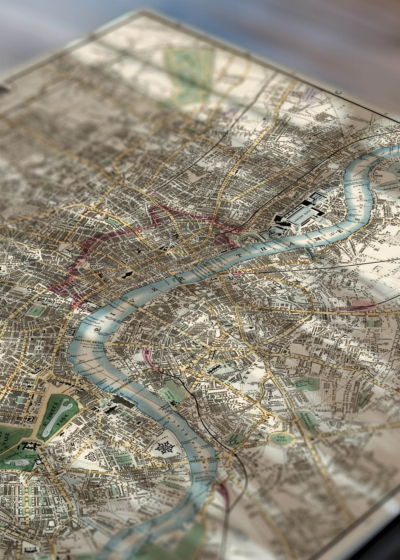 Zbliżenie na detale plakatu: historyczna mapa Londynu Whitbread vintage