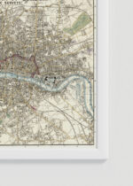 Zbliżenie na detale plakatu oprawionego w drewnianą białą ramkę od Plakatello®: historyczna mapa Londynu Whitbread vintage