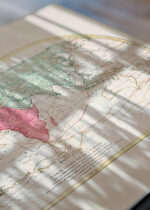 Zbliżenie na detale plakatu: stara mapa świata XVIII wiek francuska kartografia