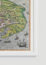 Zbliżenie na detale plakatu oprawionego w drewnianą białą ramkę od Plakatello®: mapa Aleksandrii XVI wiek Civitates Orbis Terrarum