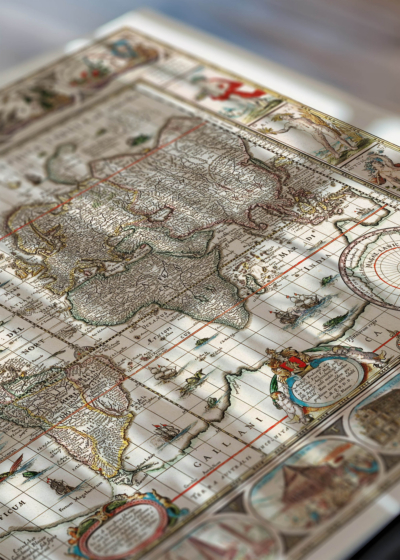 Zbliżenie na detale plakatu: mapa świata XVII wiek Nova Totius Terrarum Orbis
