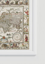 Zbliżenie na detale plakatu oprawionego w drewnianą białą ramkę od Plakatello®: mapa świata XVII wiek Nova Totius Terrarum Orbis