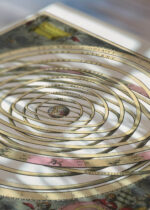 Zbliżenie na detale plakatu: astronomiczny model heliocentryczny XVII wiek