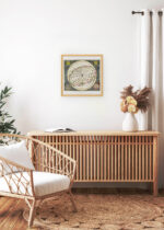 Aranżacja wnętrza, na ścianie wisi plakat w ramce: astronomiczny model heliocentryczny XVII wiek