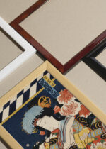 Widok z góry na cztery drewniane ramki, w jednej z nich oprawiony plakat Aktor kabuki Toyohara Kunichika ukiyo-e