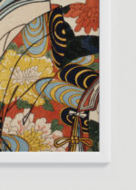 Zbliżenie na detale plakatu oprawionego w drewnianą białą ramkę od Plakatello®: Aktor kabuki Toyohara Kunichika ukiyo-e