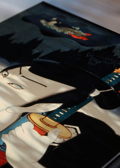 Zbliżenie na detale plakatu: Samuraj z mieczem Toyohara Kunichika ukiyo-e