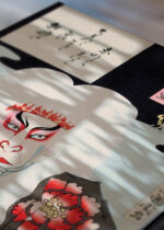 Zbliżenie na detale plakatu: japoński aktor kabuki w białej peruce Toyohara Kunichika