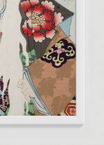 Zbliżenie na detale plakatu oprawionego w drewnianą białą ramkę od Plakatello®: japoński aktor kabuki w białej peruce Toyohara Kunichika