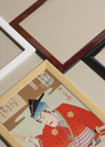 Widok z góry na cztery drewniane ramki, w jednej z nich oprawiony plakat japoński aktor kabuki w kimonie Toyohara Kunichika ukiyo-e