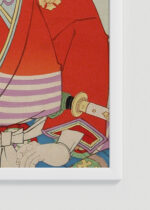 Zbliżenie na detale plakatu oprawionego w drewnianą białą ramkę od Plakatello®: japoński aktor kabuki w kimonie Toyohara Kunichika ukiyo-e