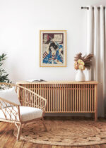 Aranżacja wnętrza, na ścianie wisi plakat w ramce: japoński Meiji yakusha-e Toyohara Kunichika ukiyo-e