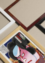 Widok z góry na cztery drewniane ramki, w jednej z nich oprawiony plakat Aktor kabuki wojownik Toyohara Kunichika Meiji