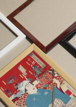 Widok z góry na cztery drewniane ramki, w jednej z nich oprawiony plakat japoński vintage aktor kabuki Toyohara Kunichika ukiyo-e