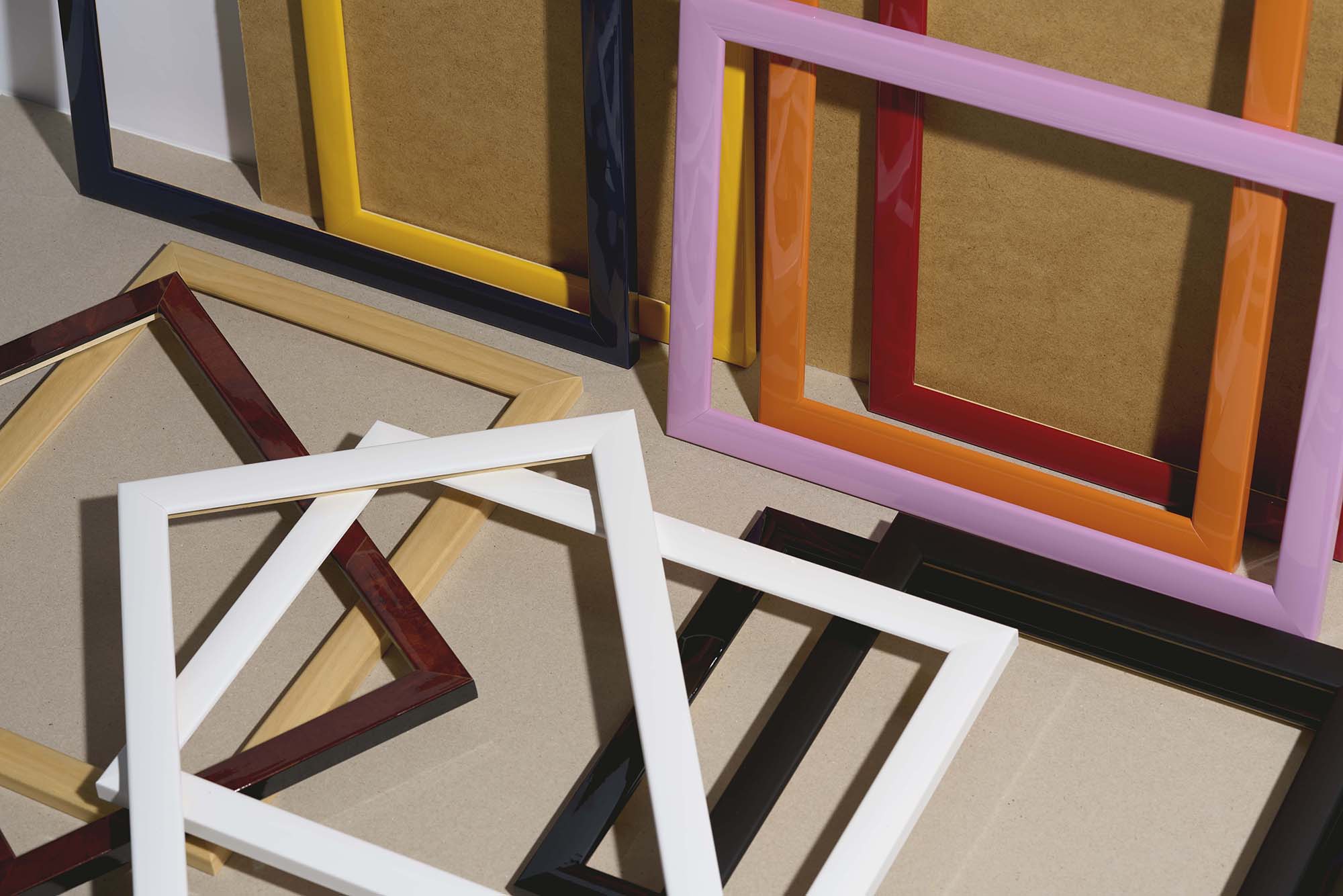 Plakat na płótnie w ramie JOB Alfons Mucha 55x75 cm 3 Packshot ramek Plakatello® wykonanych z włoskich i polskich listew ramiarskich. Ramy tworzone ręcznie w pracowni w Lublinie z wykorzystaniem tradycyjnych manualnych narzędzi. Każda rama jest indywidualnie wykańczana i kontrolowana przed wysyłką. Szeroka paleta kolorów pozwala dobrać idealną oprawę do plakatów i obrazów.